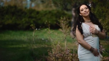 Bahar Parkı beyaz elbiseli genç kadın