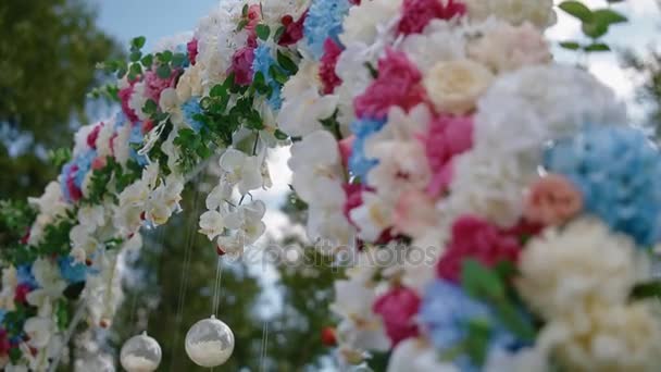 Hochzeitsschmuck. Bogen mit natürlichen Blumen — Stockvideo