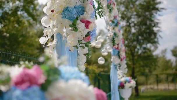 Wedding decoration. Arch with natural flowers — Stock Video