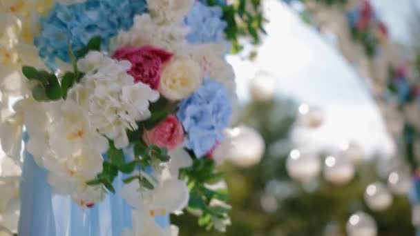 Bruiloft decoratie. Boog met natuurlijke bloemen — Stockvideo