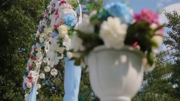 Wedding decoration. Arch with natural flowers — Stock Video