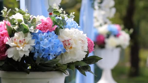 Hochzeitsschmuck. Bogen mit natürlichen Blumen — Stockvideo