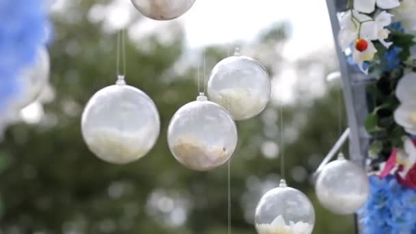 Decoración de boda. Arco con flores naturales — Vídeo de stock