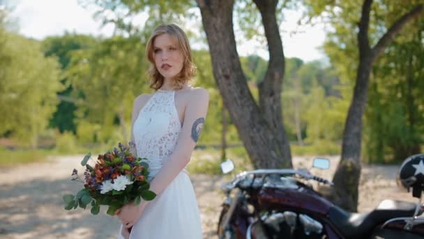 Tatooed bride pose to photographer. — Stock Video
