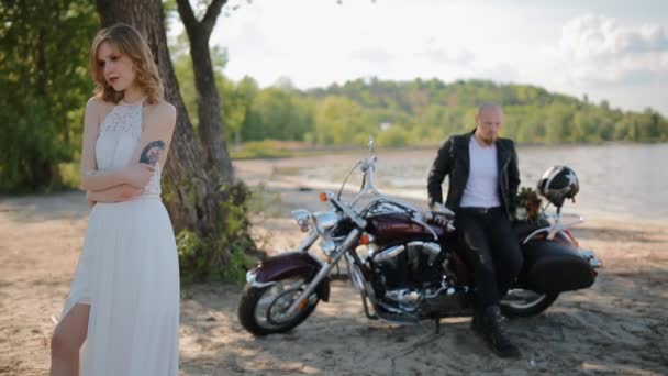 Casamento moderno e elegante motociclista . — Vídeo de Stock