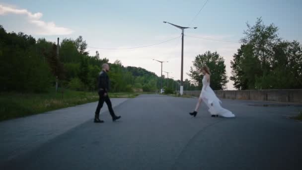 Молодая кавказская пара позирует на открытом воздухе . — стоковое видео