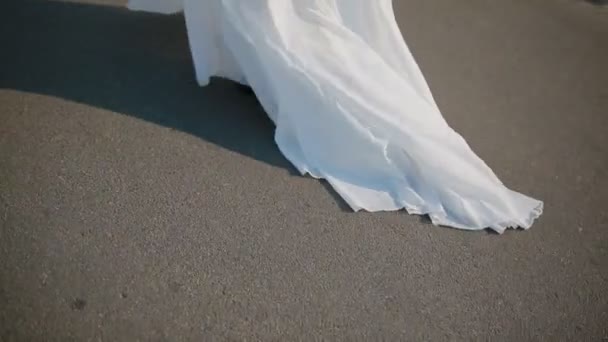 Jeune femme en robe blanche posant 