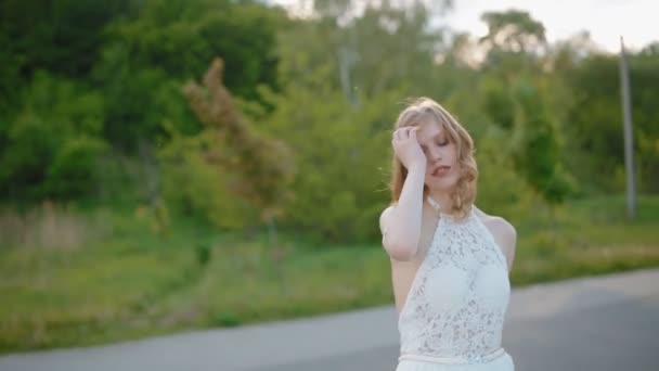 Mujer joven en vestido blanco posando — Vídeos de Stock