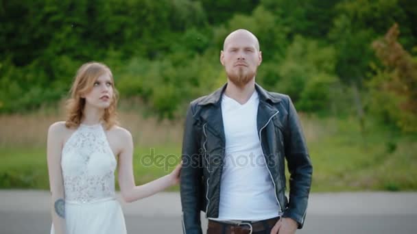 Mladý bělošský pár pózuje venku. — Stock video