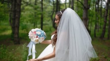 Güzel gelin düğün buket ile poz