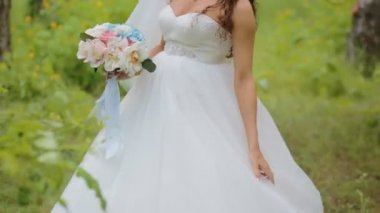 Güzel gelin düğün buket ile poz