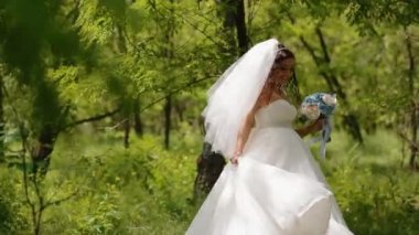 Güzel gelin düğün buket ile poz