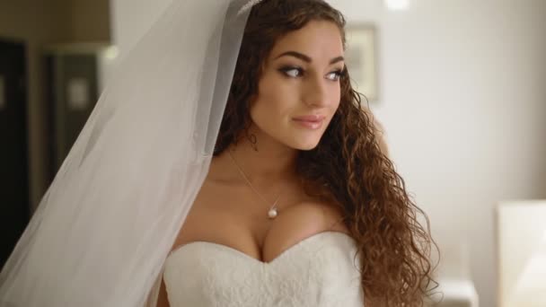 Vackra brud väntar snörning hennes klänning — Stockvideo