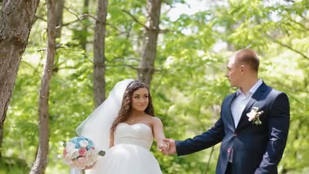 Mariée et marié posent dans le bois — Video