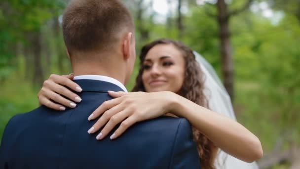 Жених и невеста позируют в лесу — стоковое видео