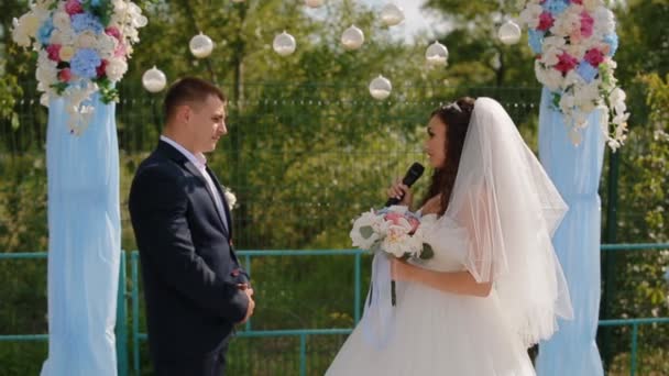 La novia dice que el juramento en la ceremonia de boda — Vídeo de stock