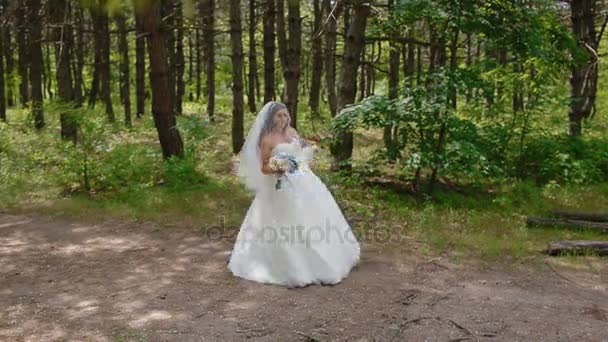 Hermosa pose de novia con ramo de boda — Vídeos de Stock