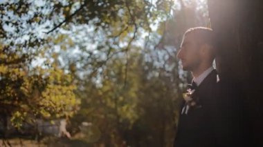 Damat portresi. Genç adamın ağacın yanına.