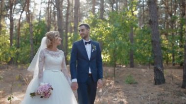 Gelin ve damat çam ormanda yürüyüş