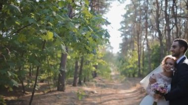 Gelin ve damat ormanda poz