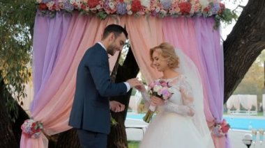 Parmağında alyans koyarak