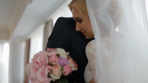 Felice sposa e lo sposo in piedi vicino alla finestra — Video Stock