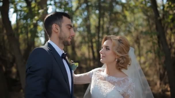 Novia y novio posando al aire libre — Vídeos de Stock