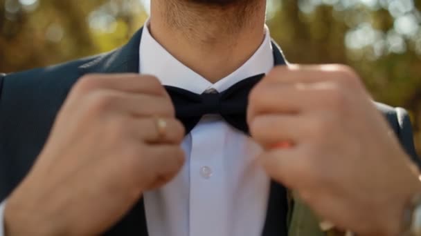 Retrato de jovem caucasiano homem ao ar livre — Vídeo de Stock