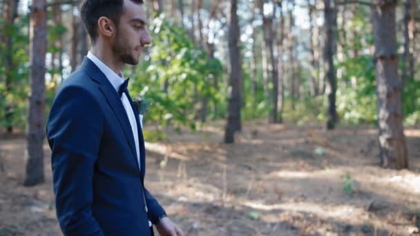 Bruid en bruidegom meaat elkaar in het bos — Stockvideo