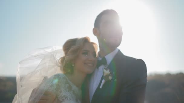 Mariée et marié posant près de la rivière 