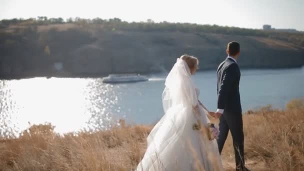 Mariée et marié marche près de la rivière — Video