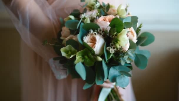 Woman holding wedding bouquet — Stock Video