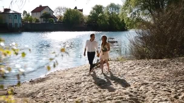 Novia y novio caminando por la playa — Vídeos de Stock