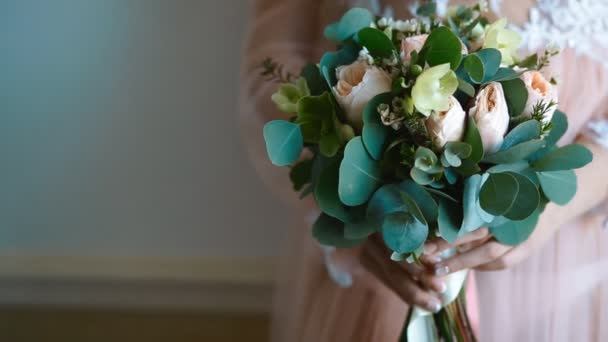 Donna che tiene bouquet da sposa — Video Stock