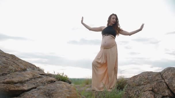 Mujer embarazada haciendo deporte al aire libre — Vídeo de stock