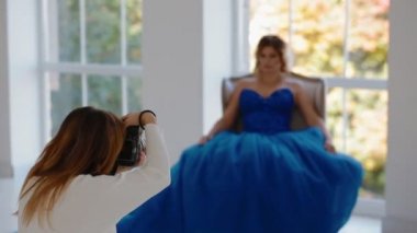 Fotoğrafçı modeli Studio ile çalışırsınız. Sahne arkasında.
