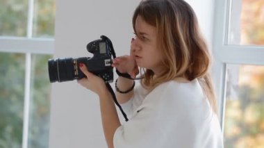 Fotoğrafçı modeli Studio ile çalışırsınız. Sahne arkasında.