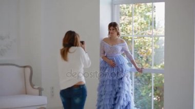 Fotoğrafçı modeli Studio ile çalışırsınız. Sahne arkasında.