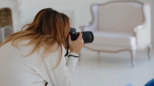 Fotógrafo trabaja con modelo en estudio. Entre bastidores . — Vídeos de Stock