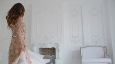 Kırmızı elbiseli studio poz Gergeous kadın.