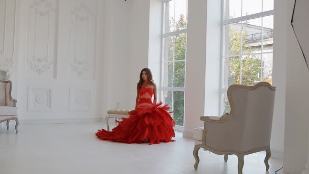 Preciosa mujer en vestido rojo posando en el estudio . — Vídeos de Stock