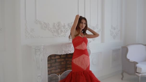 Gergeous kvinna i röd klänning poserar i studio. — Stockvideo