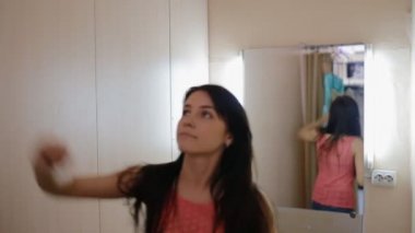 Soyunma odasında elbiseler denemede genç kadın