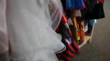 Dolap çocuk karnaval kostümleri tam