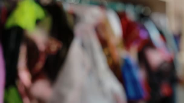 Garderobe voller Kinderkarnevalskostüme — Stockvideo