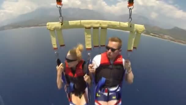 KEMER, TURKEY - 30 Haziran 2016: Su paraşütüyle eğlenmek — Stok video