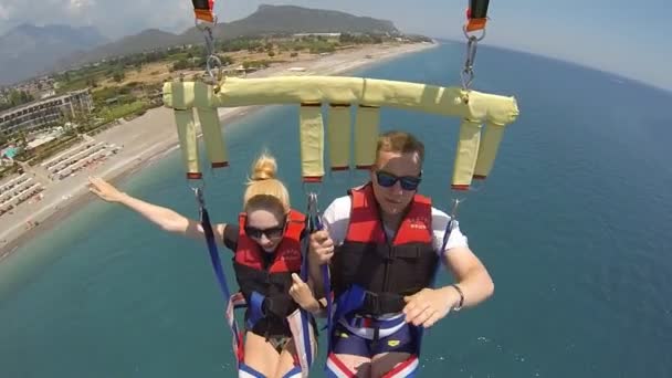KEMER, Turkije - 30 juni 2016: Veel plezier met de waterparachute — Stockvideo