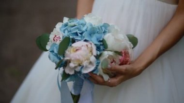 Güzel gelin düğün buket ile poz