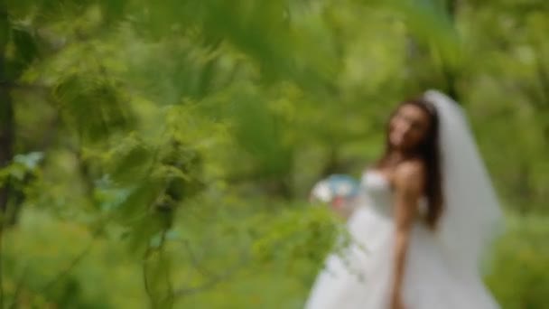 Прекрасная поза невесты со свадебным букетом — стоковое видео