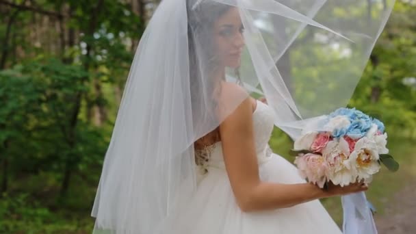 Vackra brud poserar med bröllop bukett — Stockvideo